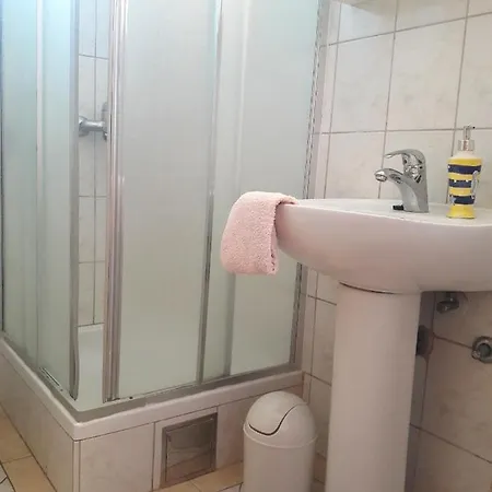 Apartman Apartments With A Parking Space Grebastica, Sibenik - 4882 Baselovici